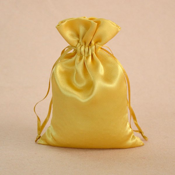 UnimbusPack's tweet photo. Small #satinbag for #jewelry #gift packaging. with customized logo,size,quantity,color. #satindrawstringbag #jewelrybag #giftbag #bags https://t.co/TIlLOxLbre