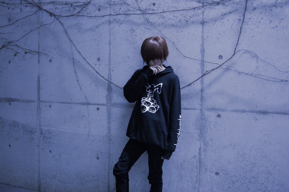 ট ইট র Deariveth ディアライブス Dolly S Nightmare Parka 6 500yen 髑髏の上に立ち誇るdollyちゃんがデザインされた特大パーカーです 腕にはアシンメトリーの縫い目が描かれています T Co Gpyixcxoqe ファッション グロかわ ゆめかわ