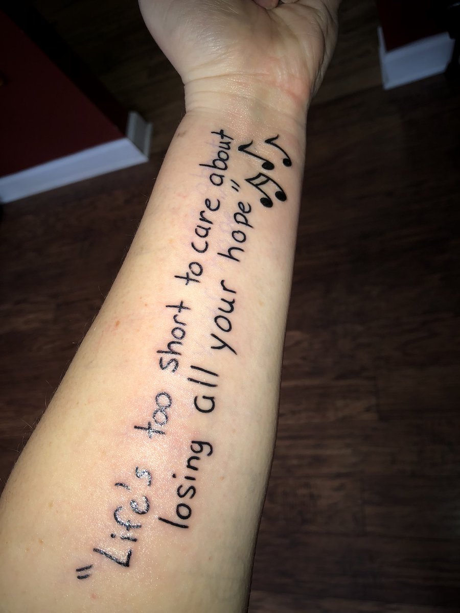 kylee65's tweet image. GUYS MY TATTOO IS DONE AND I FUCKING LOVE IT ❤️😍😭