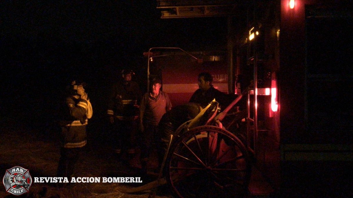 RABCHILE's tweet photo. Bomberos Puente Alto

Ahora #Rab1 y #Rab20 se encuentran en 10-2-1 posterior segunda alarma de incendio  (fuego en pastizales) Avda las Perdices/calle Rucapan

Unidades: RB-1 R-2 Z-2 Z-5 B-4 B-6 B-7

#RAB 
#REVISTAACCIONBOMBERIL
#BOMBEROSDECHILE https://t.co/wEsEVv6lRY