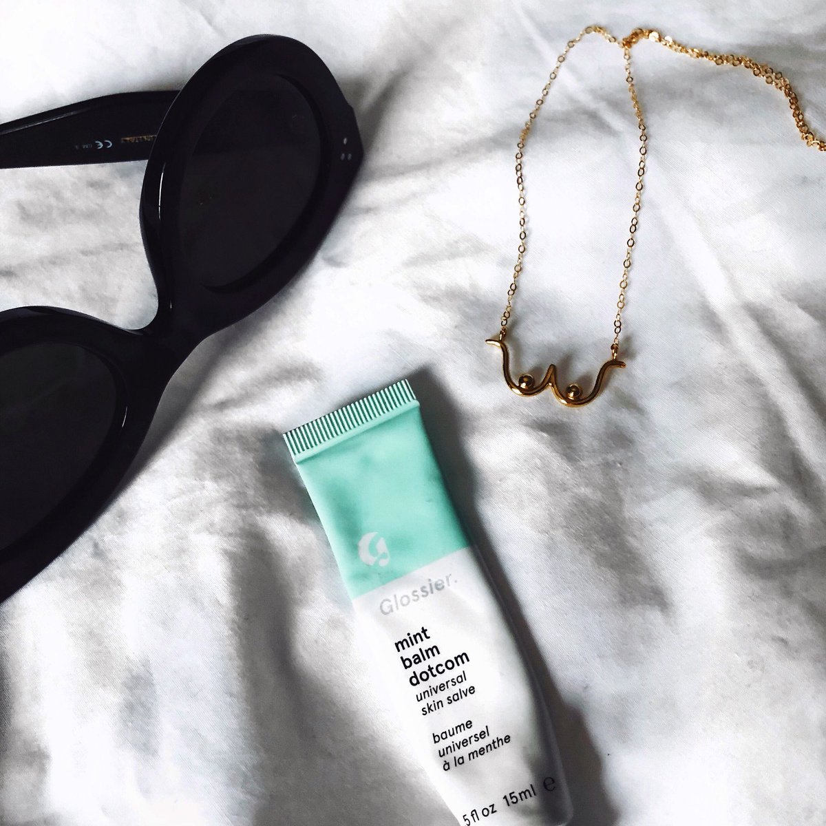 antonatienza's tweet photo. this afternoon’s details brought to you by shade, lip balm and boobies 😜 #wolfcircus x @shopnewclassics 〰️ https://t.co/ZlFQqxeLqe