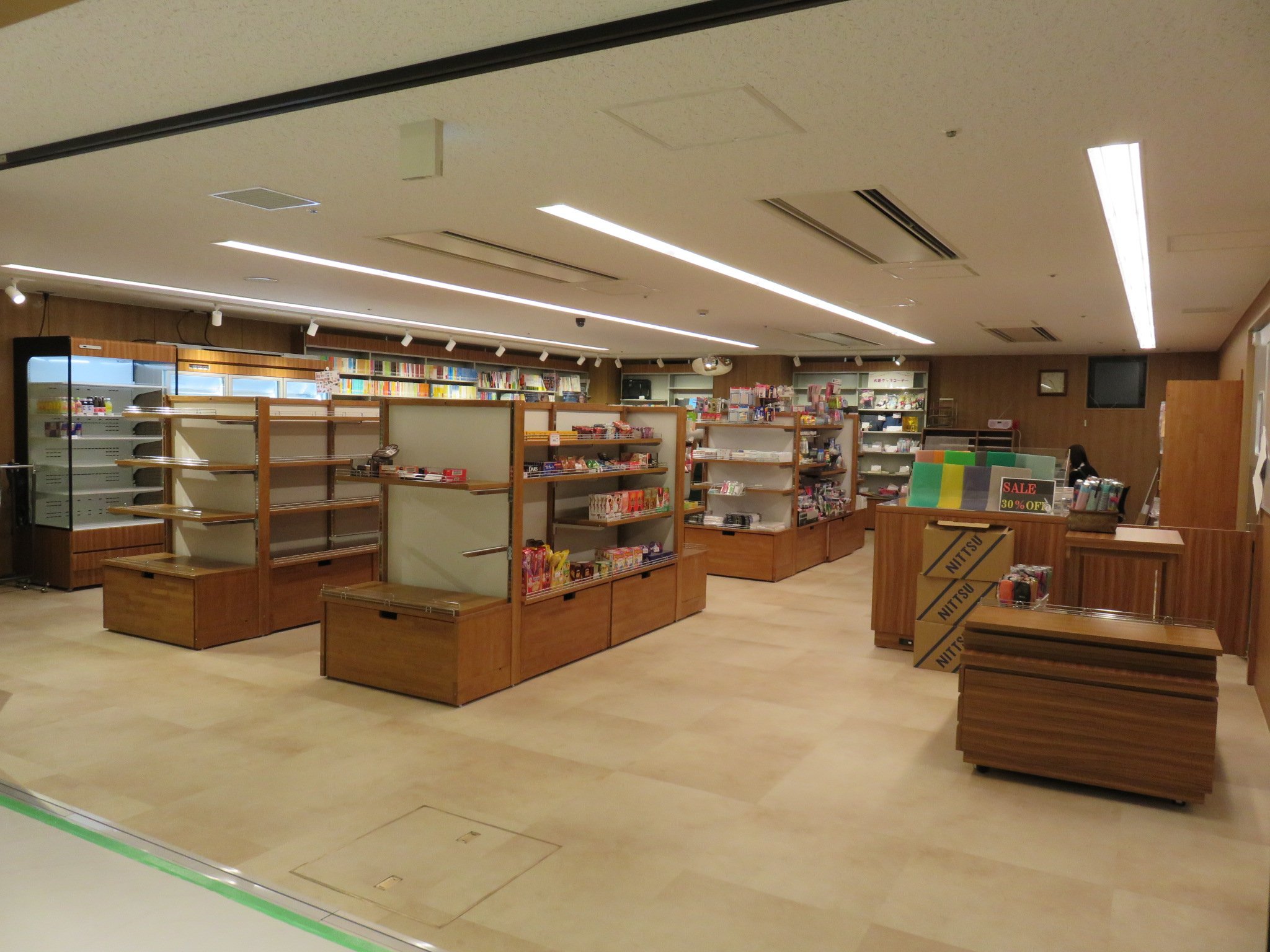 大妻女子大学 千代田キャンパス購買部が 部室跡のa棟地下1階に移転 店内は以前よりも広くなり 木目調に内装や家具が統一され 明るく落ち着いた雰囲気になりました 大妻女子大学 Owu 大妻女子大学 千代田キャンパス購買部が 部室跡のa棟地下1階に移転 店内は以前よりも広くなり 木目調に内装や家具が統一され 明るく落ち着いた雰囲気になりました 大妻女子大学 Owu