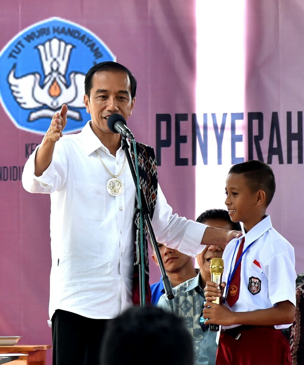 Presiden <a href="/jokowi/">Joko Widodo</a> mendistribusikan langsung bantuan sosial dari  pemerintah  berupa Kartu Indonesia Pintar (KIP) bagi para pelajar dan Kartu Program Keluarga Harapan (PKH) bagi para keluarga prasejahtera di  SMPN 4 Rote Barat Daya, Desa Lantera, Kabupaten Rote Ndao, Provinsi NTT.