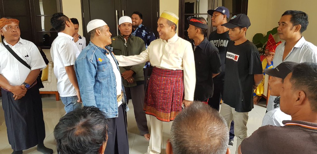 MoriHanafiNTB's tweet photo. Saya senang sekali dengan sambutan Sobat yang siap hadir siang ini. Sebentar lagi saya dan pak @AhyarAbduh akan berangkat ke titik kumpul di Taman Sangkareang. #NTBUNTUKSEMUA https://t.co/wzwqGuIP8s