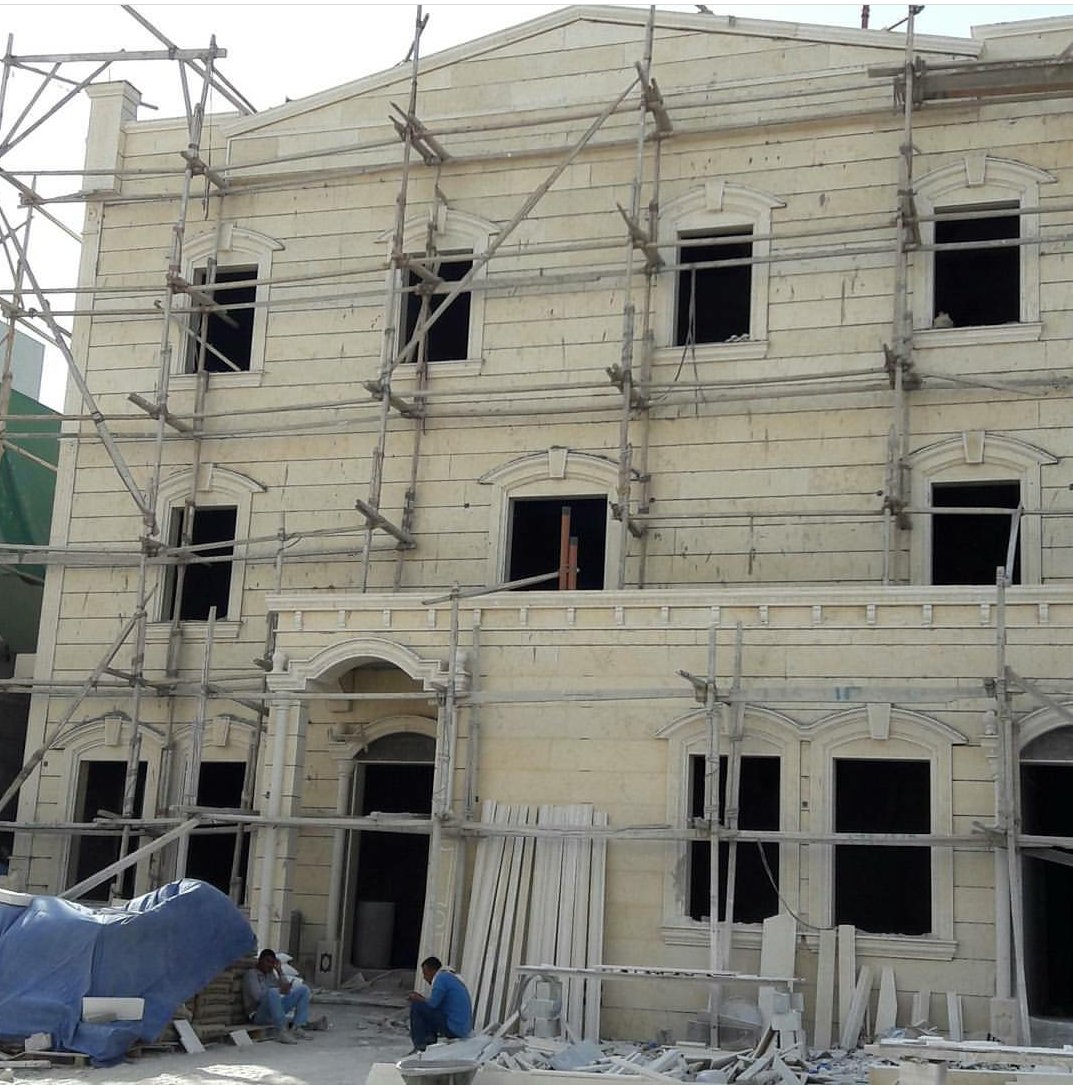 تركيب حجر ورخام مصري وأردني وارني وسعودي وهندي إسباني تركي صيني إيطالي كويتي فلسطيني للقسائم والوجهات والفلل والطوابق والسرديب والأسوار وتركيب برويذ الدرايش والابواب وتركيب حجر السق في وجهات المساح والدواوين والمداخل وتركيب أبواب المصاعد والدرايش والحمامات والمطابخ