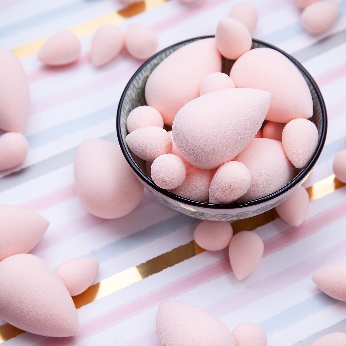 Kimberl47041384's tweet photo. Bouncy and Bubblicious 💕 an edgeless , high definition cosmetic sponge in an exclusive baby pink shade for flawless application now available #beautyblender #makeupsa https://t.co/cjVddMwBmz