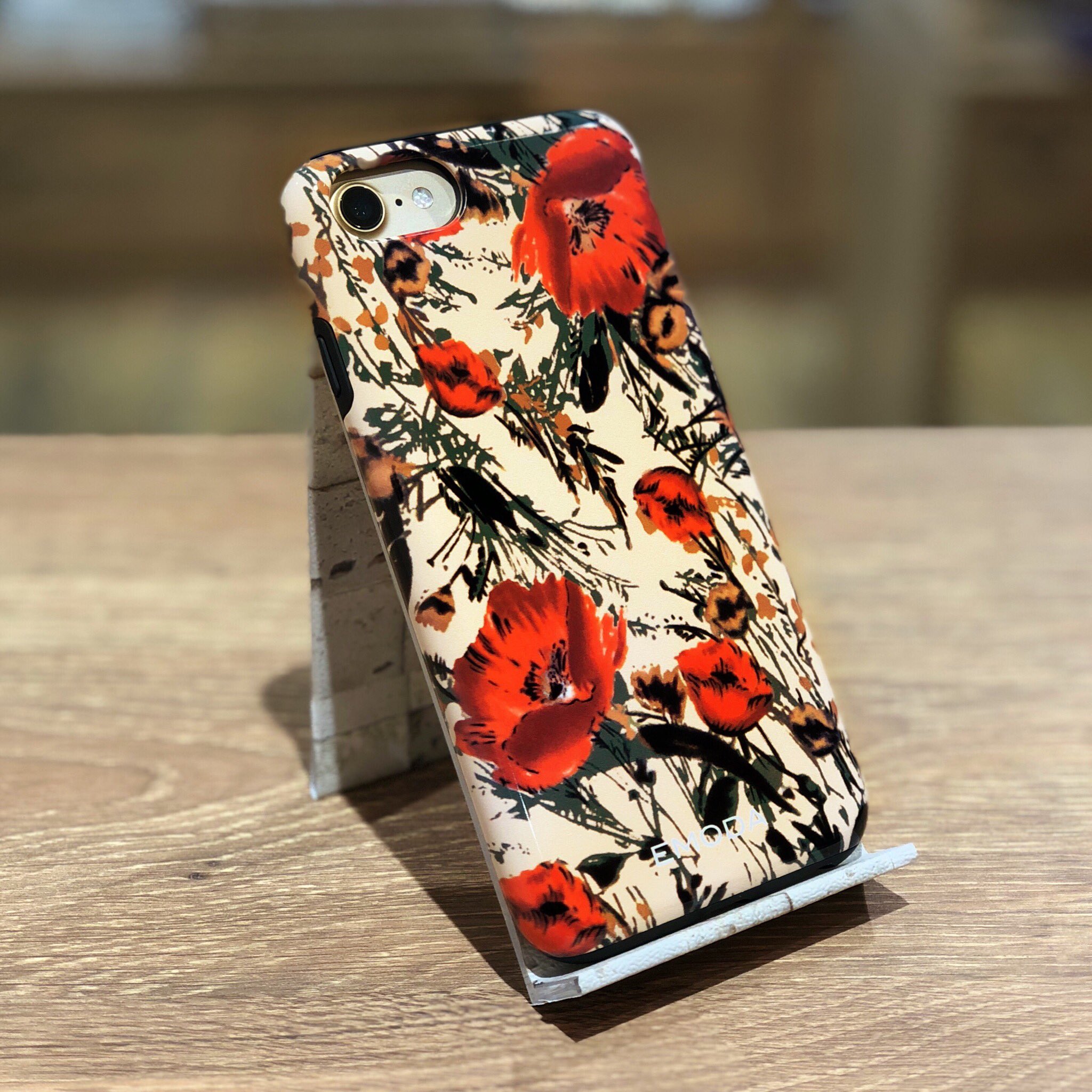 ソフマップ女性向け総合アカウント Mode ファッションブランド Emoda のiphoneケースをご紹介します デザインはまさにemoda という感じの柄っぷり ケース本体も耐衝撃のハイブリット構造になっており 異素材を組み合わせるemodaのコンセプト通りの