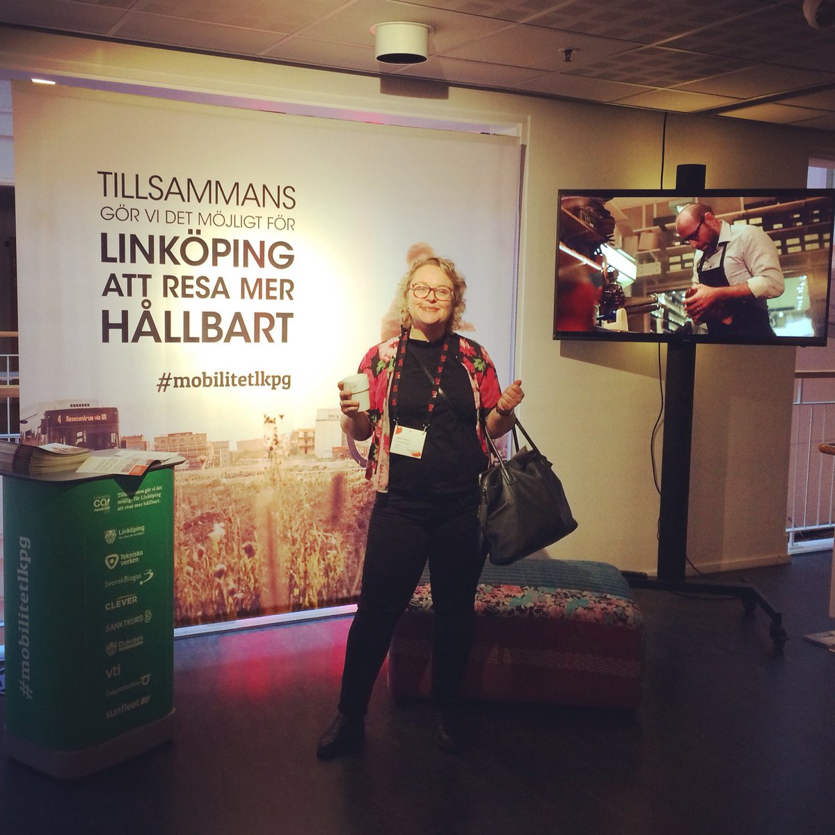 ViktorSandra's tweet photo. På #tforum18 och nyfiken på hur Linköping arbetar för att främja hållbar mobilitet?! Kom en trappa upp vetja!  #mobilitetlkpg https://t.co/zRR8Vn4Sfw