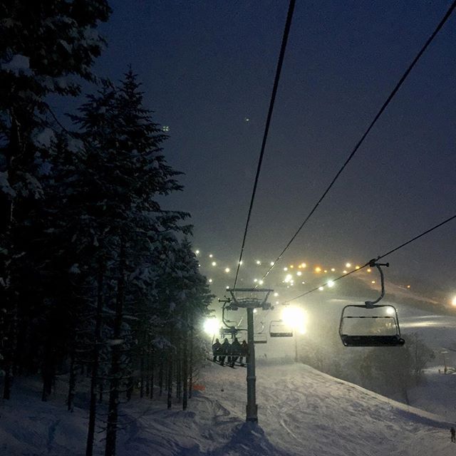 #ayaniseko #nightskiing #nightsnowboarding #grandhirafu #skiinskiout #japow #powdersnow #luxe #wintertravel #綾ニセコ #ナイター #スキー #スノーボード #ニセコ #北海道 #スキーインスキーアウト #日本 #パウダースノー #ゲレンデ 📷: <a href="/ayaniseko/">AYA Niseko</a>
