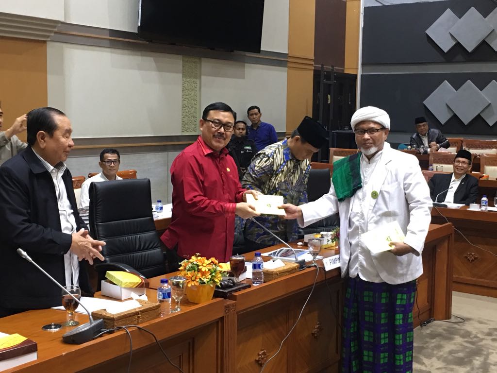tifsembiring's tweet photo. Aliansi Ulama Madura mengusulkan kepada Komisi 3 DPR RI agar perbuatan LGBT masuk pidana dalam RUU KUHP... https://t.co/kHsTsb1xuW