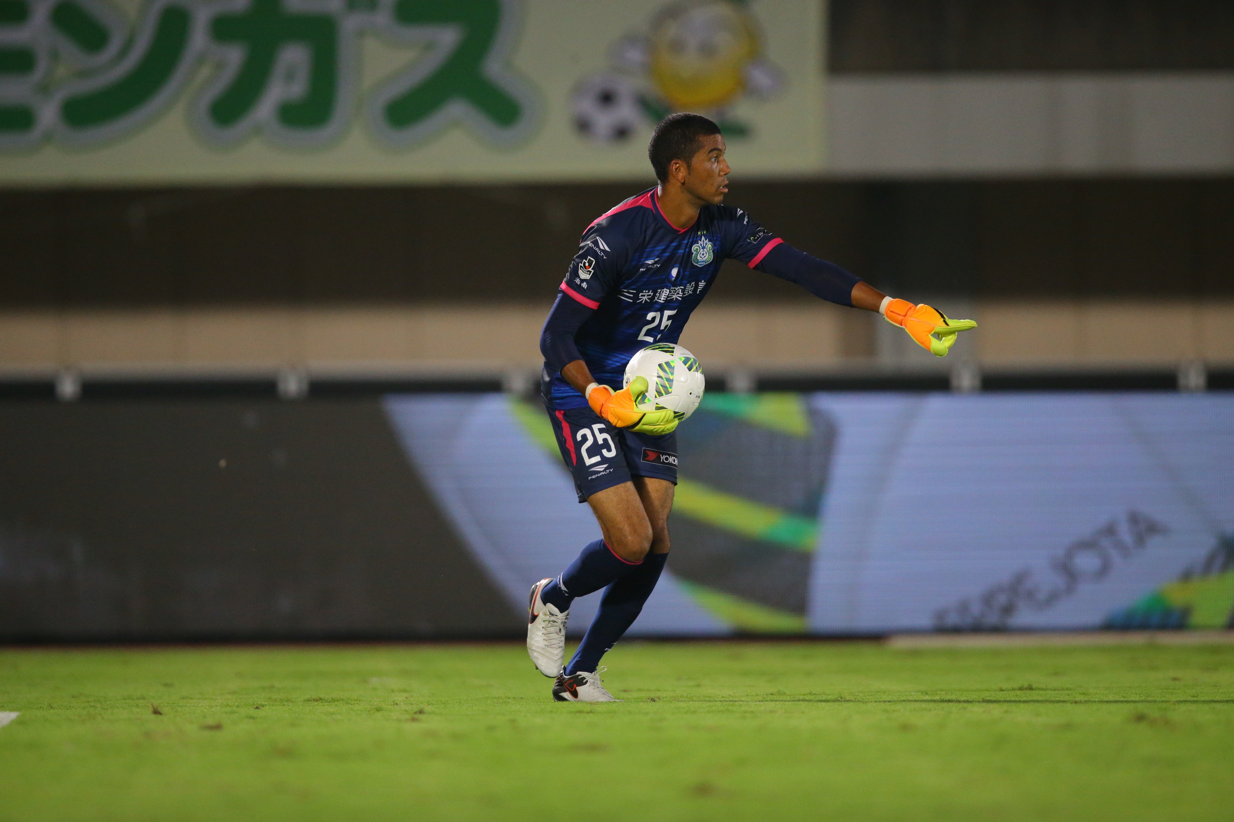 湘南ベルマーレ そして タンドウベラピ選手も契約満了により17シーズンをもって退団することとなりました 16年に加入 同年はチームが苦境にある中リーグ戦5試合に出場し ゴールマウスを守りました 素晴らしい経験をすることができた と湘南での2