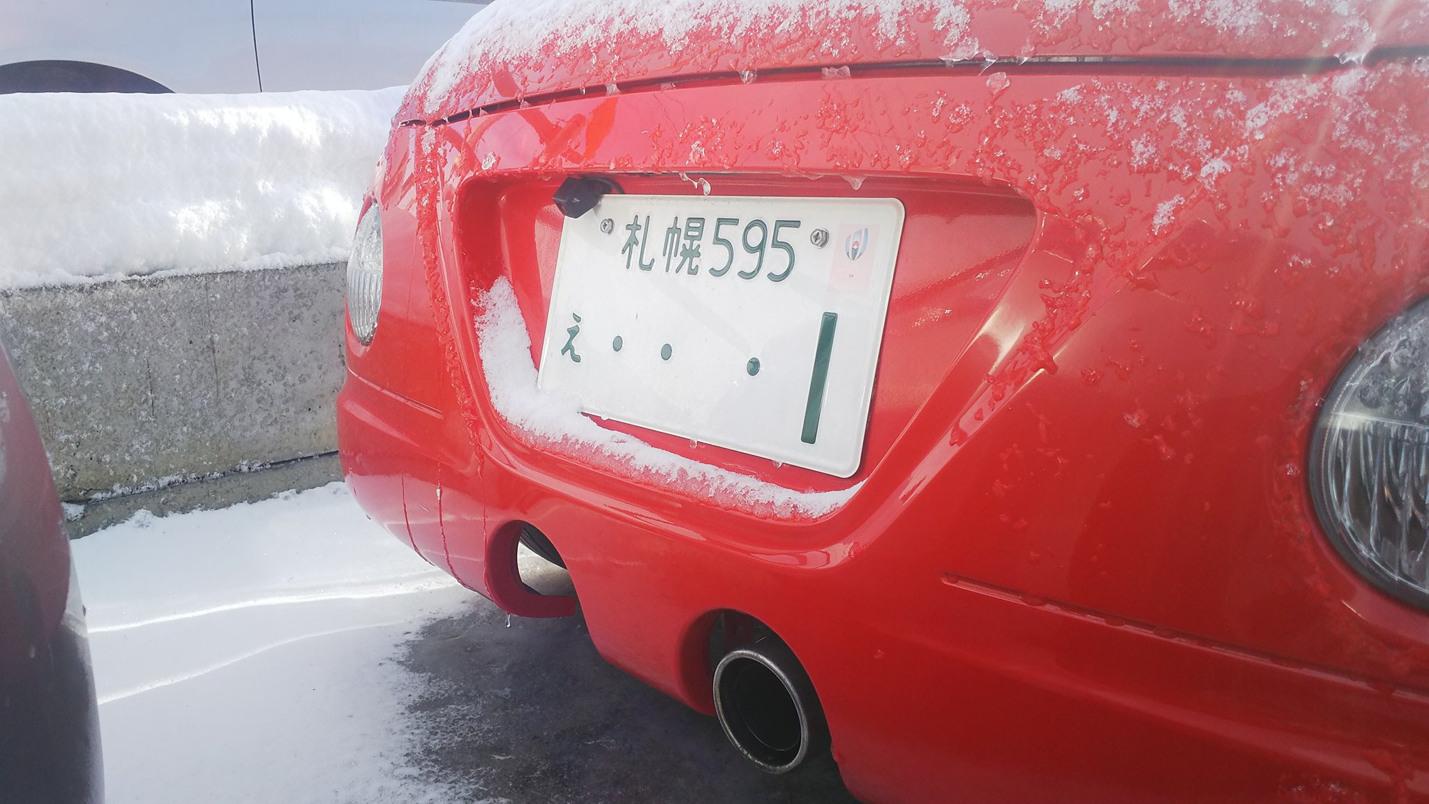 ট ইট র はがっち たまに 見かける ナンバープレートに封印がついてなくて 変なピンクのステッカーみたいなのがついてる車 今日 友達の車屋に行ったら あったので聞いてみると ラグビーの記念プレートなのだとか しかも 軽自動車なのに 白ナンバーだ
