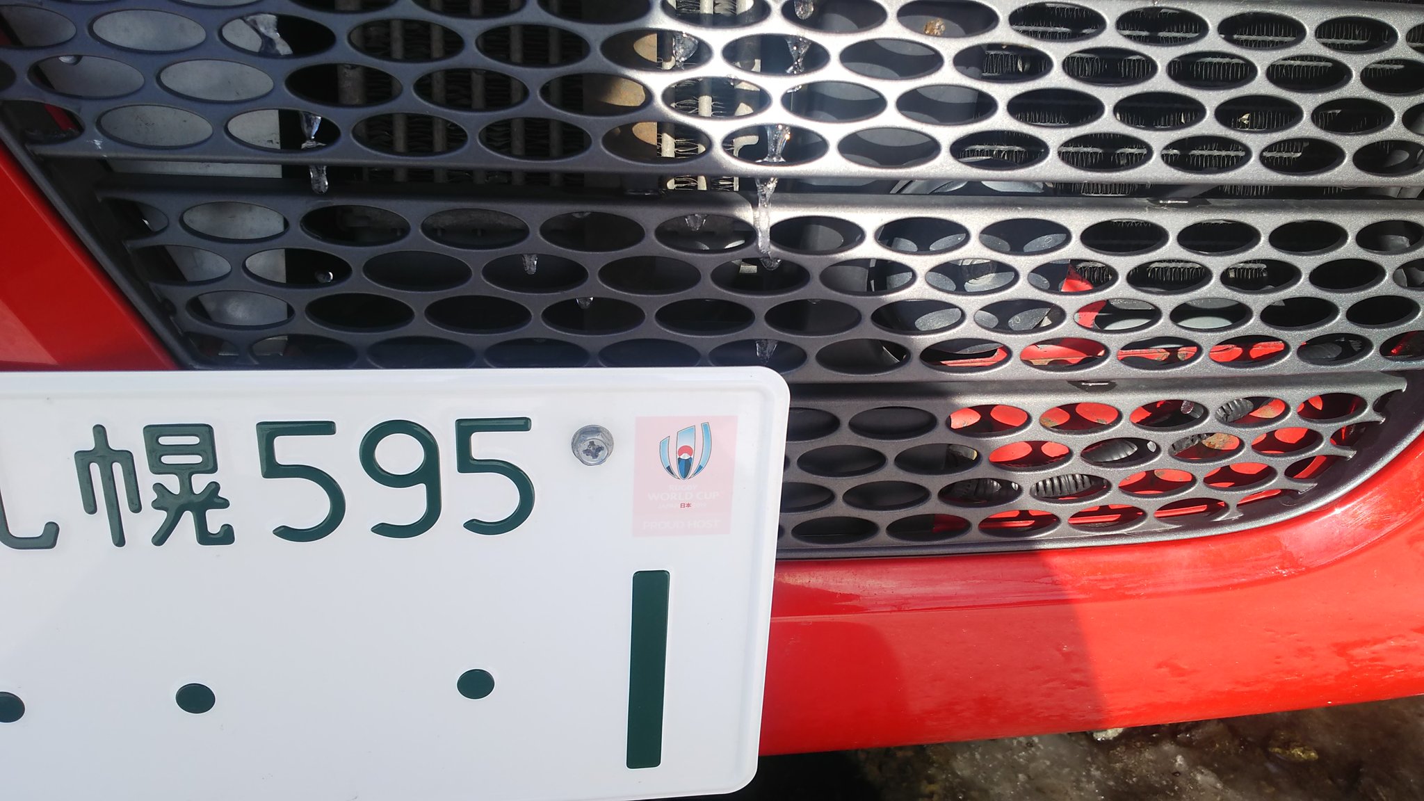 ট ইট র はがっち たまに 見かける ナンバープレートに封印がついてなくて 変なピンクのステッカーみたいなのがついてる車 今日 友達の車屋に行ったら あったので聞いてみると ラグビーの記念プレートなのだとか しかも 軽自動車なのに 白ナンバーだ