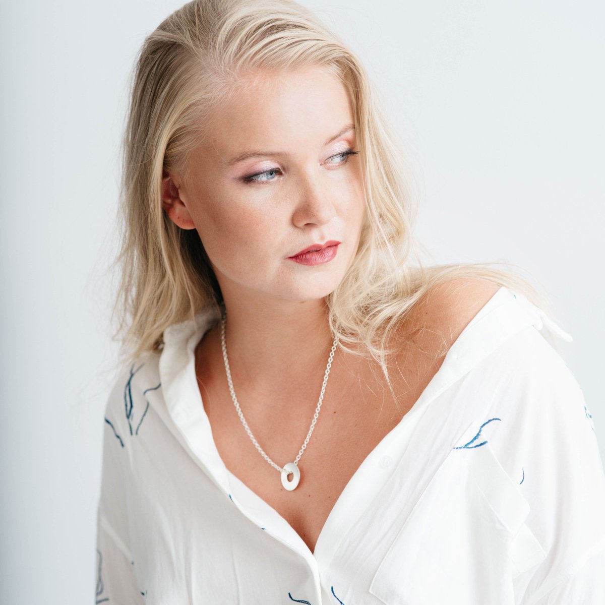 BLamspringe's tweet photo. Confidence and intelligence will never stop being beautiful.
#bettinalamspringe #photoshoot #photography #valokuvaus #beautyshot #beauty #beautiful #confidence #luvnorth #luvstory #helsinki #finland #potretti #muotikuvaus #kauneus #outfit https://t.co/fFQJxaMYXD