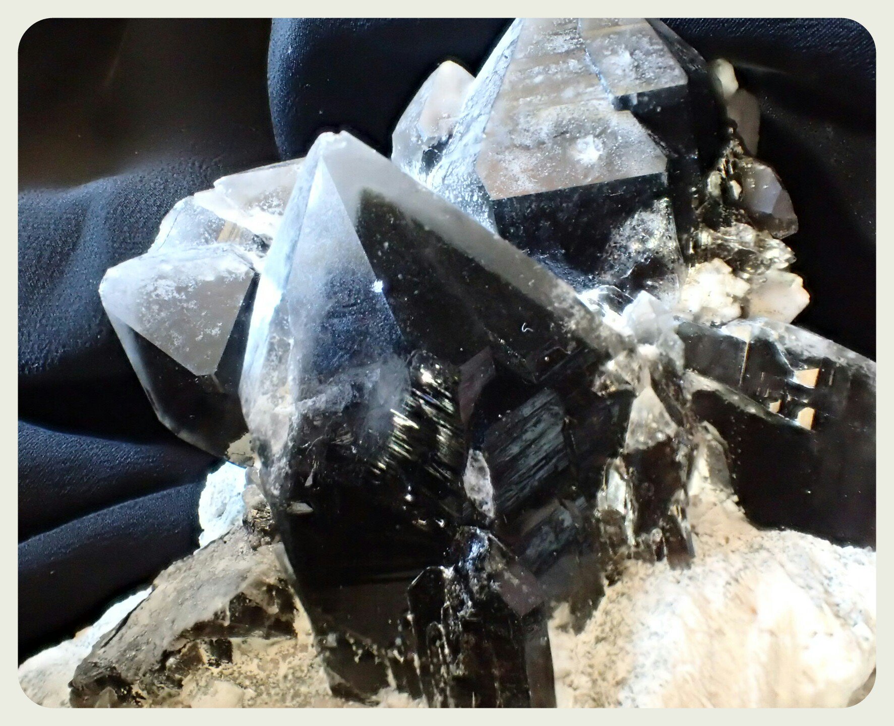 瀬田ヒナコ モリオン 光を通さない黒水晶 カンゴーム 光を通す黒水晶 ゴーストクォーツ 別名ファントムクォーツ このあたりに悩むむむむいろいろ混じってる形なので Twitter