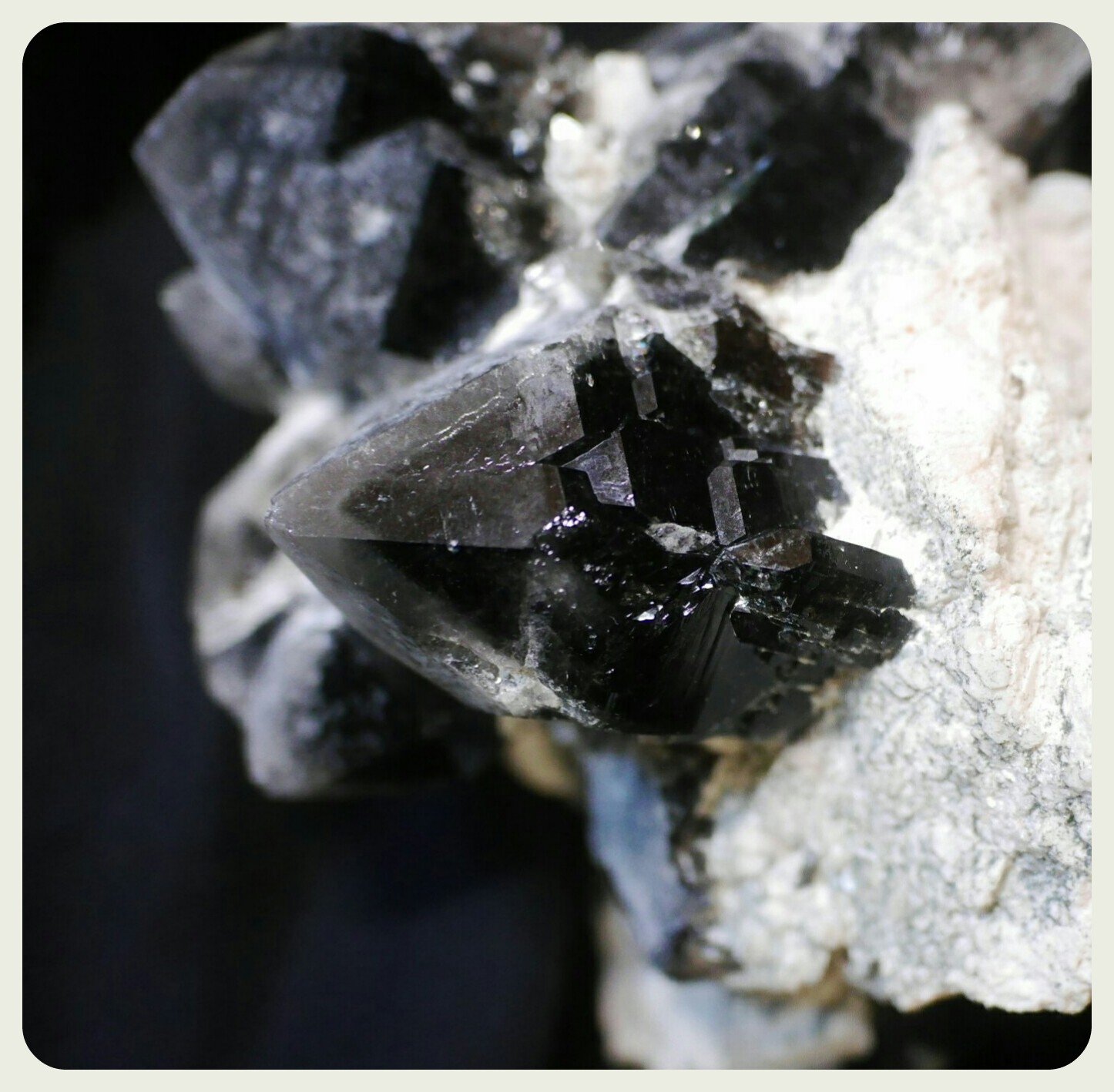 瀬田ヒナコ モリオン 光を通さない黒水晶 カンゴーム 光を通す黒水晶 ゴーストクォーツ 別名ファントムクォーツ このあたりに悩むむむむいろいろ混じってる形なので Twitter