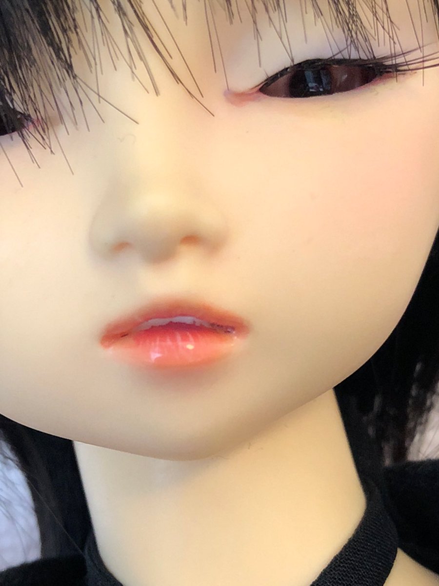 ｗｏｏｐｅｒ うちのドール 面白い顔してると思いませんか 多分10年くらい前に塗ったきりなので また塗り直したい でも唇とかどうやって塗ってたのか思い出せない なんかヤンキー眉なので 今描くなら眉毛 短めちょい太眉で 目との間隔も狭く描く