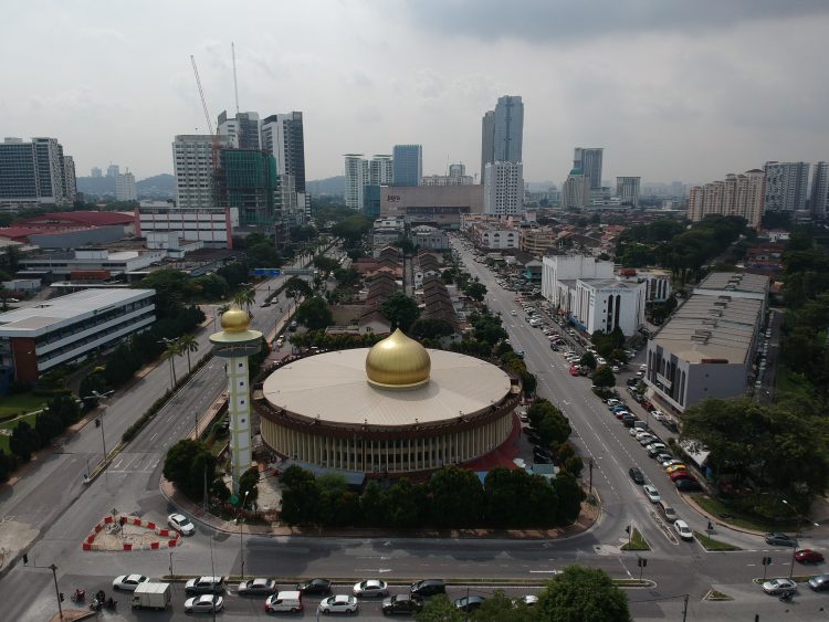 pjkita's tweet photo. #HelloPJ #ThrowBack
Completed in 1976, the Tun Abdul Aziz mosque (Masjid Bulat) stands as the physical manifestation of a roaring new township looking to make its mark.
#pjkita #welovepetalingjaya #sustainablepj2030
Read the full story here: https://t.co/hf01MO0thH https://t.co/MBtKtJN311