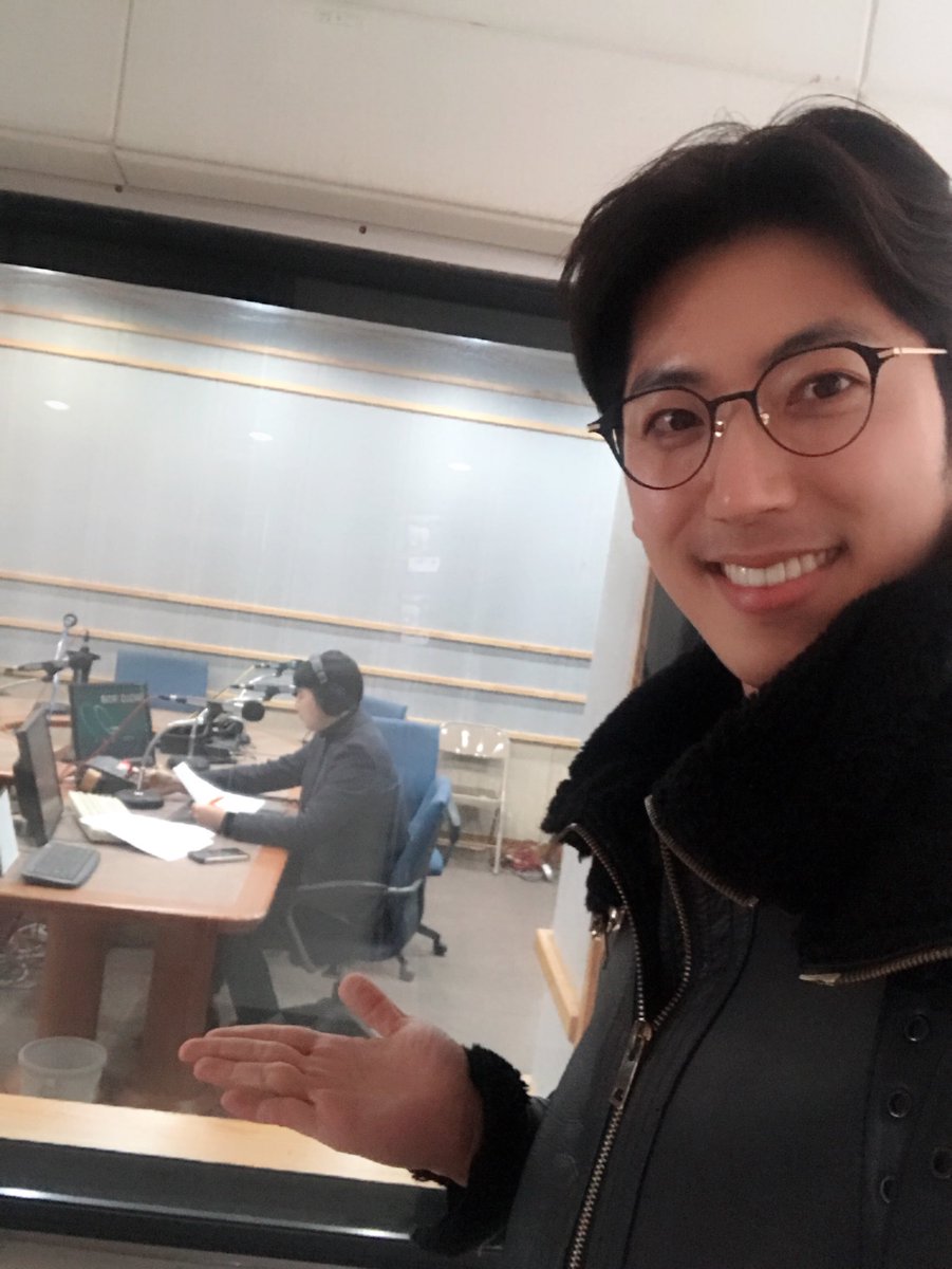 오늘은 전주스케줄 왔다가 라디오 생방송하고 
전주에 있는 나의 멋진 아나운서 친구 만나러 잠시 방문 ㅋ
방송진행중 pic.  !!! ^___^ 연수야 고맙다~~ 너가 있어서 전주는 더 조으다~!