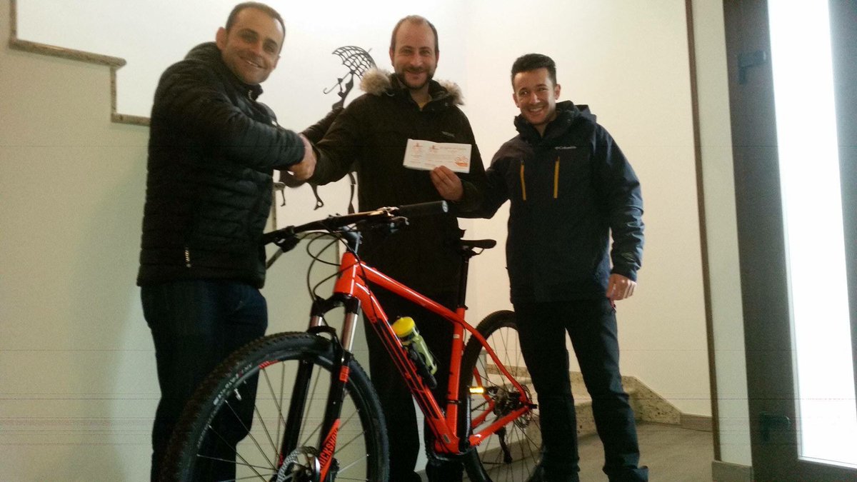 sprintquijote's tweet photo. Tenemos a el agraciado con la magnifica bicicleta que sorteabamos al igual que todos los años. En esta ocasión el agraciado es Javi Sanz, enhorabuena y como siempre daros las gracias por vuestra colaboración. 
Os dejamos unas fotos de la entrega https://t.co/urnZ8n9pwl