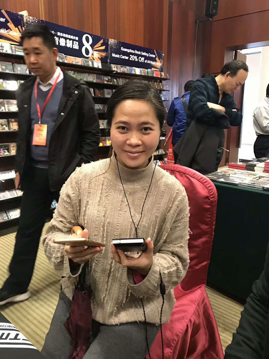 广州国际音响唱片展 我们MAX的区，四周都是唱片围绕，很有音乐的氛围，一家大小都可以在我们这里找到合适的产品