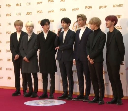 BTSbornfirst's tweet photo. Anyone else glad photos get uploaded quickly? BTS looks amazing on the red carpet for Golden Disc! 

#iHeartAwards #BTSARMY #BestFanArmy @BTS_twt https://t.co/z4AK0drXHQ