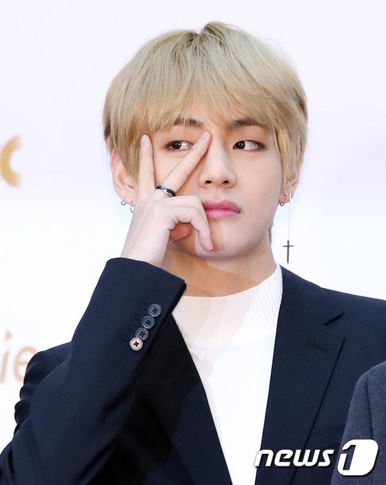 BTS's V Discovered The Ultimate Pose After Taking 2,000 Photos In One Go -  Koreaboo