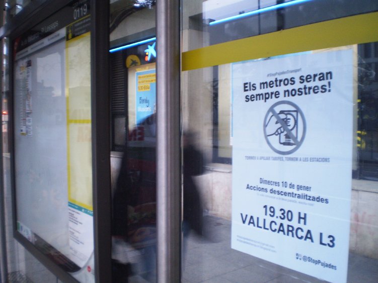 Avui dimecres 10/1 a les 19.30 h acció #StopPujadesTransport a l'estació de metro de #Vallcarca L3! Aturem entre totes aquesta pujada de tarifes: o baixen els preus o NO PAGUEM! Per un transport que no sigui públic, sinó popular!