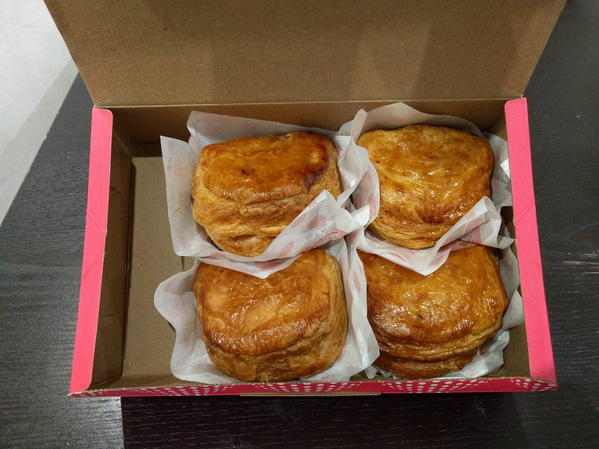 facestuffing's tweet photo. The prettiest apple turnovers you'll see this week. Absolutely delicious. https://t.co/19jvc4o1Xb