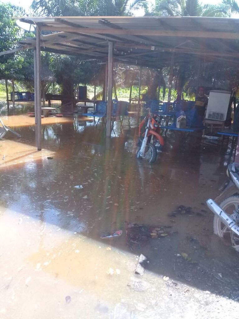 syaffiq_ArpRaub's tweet photo. 10/1. Keadaan paras air di Kg Ria,Semantan, Anggota @RELARaub sentiasa memantau paras air di kawasan2 yg selalu dinaiki air
@relamalaysia 
@relapahang 
@zulkifliabidin 
@RazibSRBrians 
@Ct_PRDraub https://t.co/z9A1xDmxss