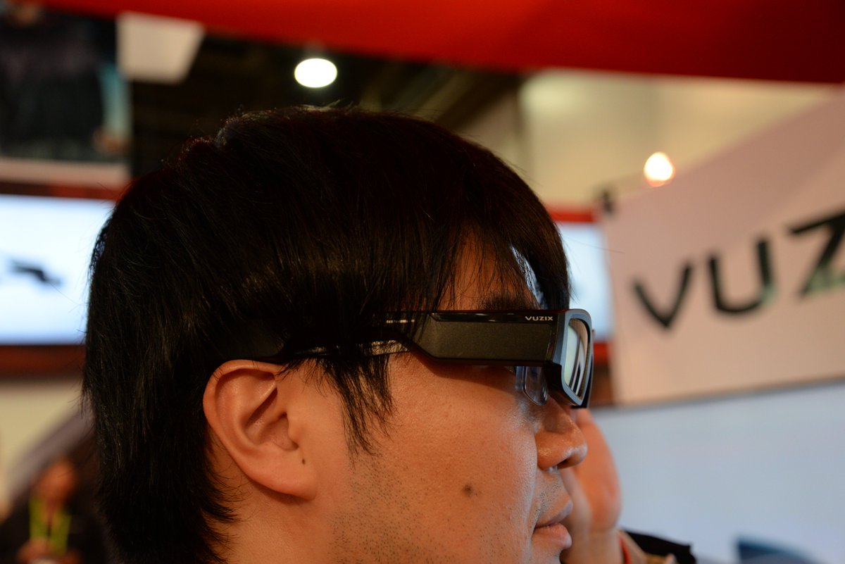 Bearko ベアコ g Vuzixのbtoc向けarグラスbladeを体験 Google Glassのように横にスワイプできる面があってそこで操作する Alexa対応しているので音声操作も可能 つけ心地はmx4dのような映画館でつけるメガネ みたいで 幅広メガネの上からでも装着可能