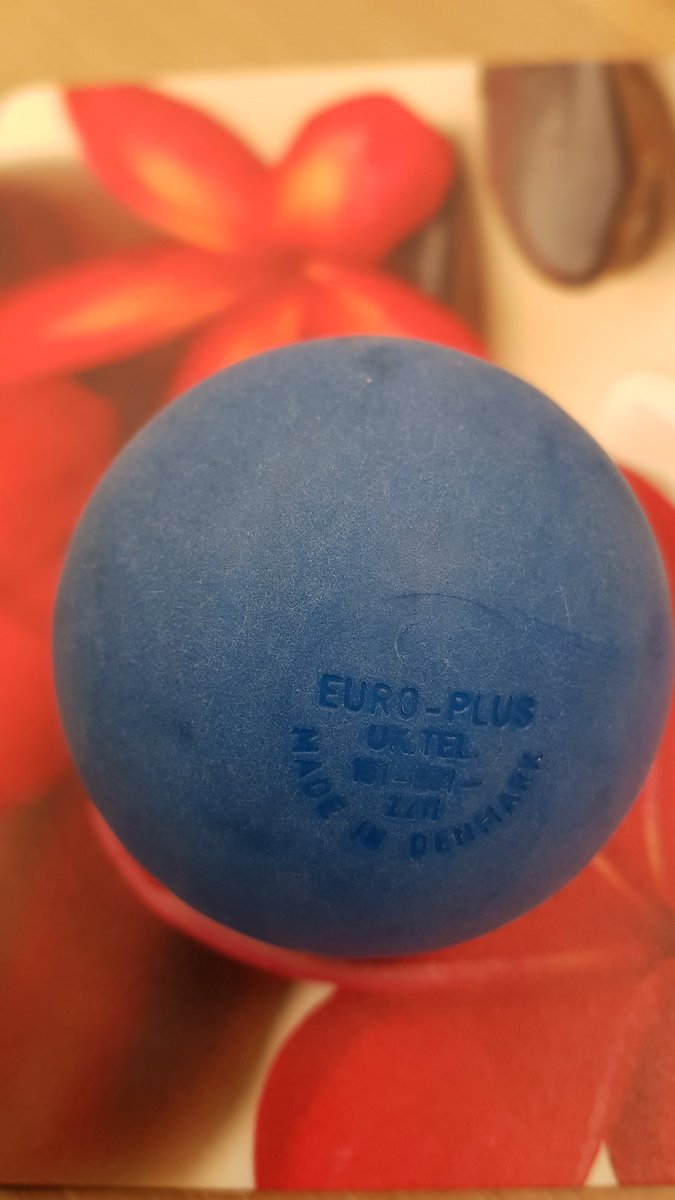 Sinds kort verkopen wij ook ballen van dit merk. Deze bal is al 10 jaar oud. Heb jij een oudere bal. Laat ons weten. O ja we geven 2 jaar garantie op deze super kwaliteit ballen.