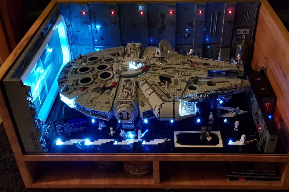 millennium falcon hangar lego