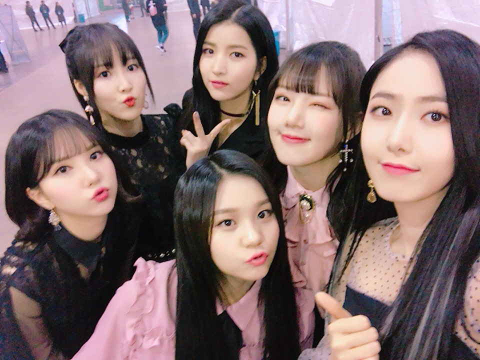 GFRDofficial's tweet photo. #여자친구 #GFRIEND 지루한 수요일😑 버디들은 어떻게 보내고 있나요? 뭐라구요? 지금 바로❗ #2018GDA #골든디스크 시상식 볼 거라구요? 옳은 선택이에요😙 여친이들과 함께하면 버디의 흥 게이지가 팡 하고 터질거야❣
▶️ https://t.co/6twNrTrvB8 https://t.co/hvqkDNIoxn