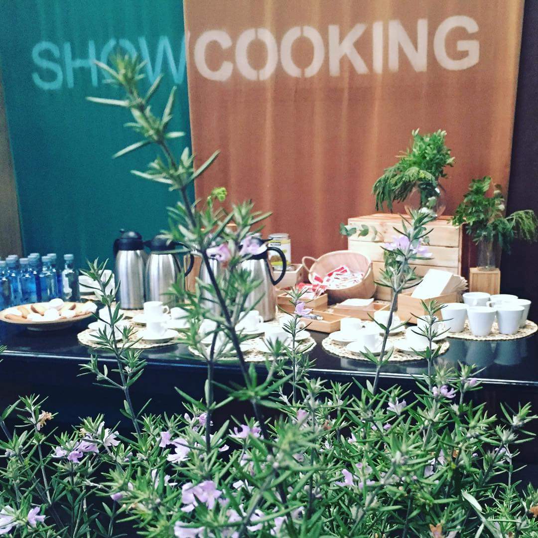 slowcompostela's tweet photo. Non nos podemos olvidar de Showcooking, equipo de profesionais con + de 25 anos de experiencia en restauración e organización de eventos.

O seu compromiso co produto local fixo que o #TMD2017 fose posible, e que + de 100 persoas puidesen degustar os produtos dos nosos asociados. https://t.co/nULt8ks94o