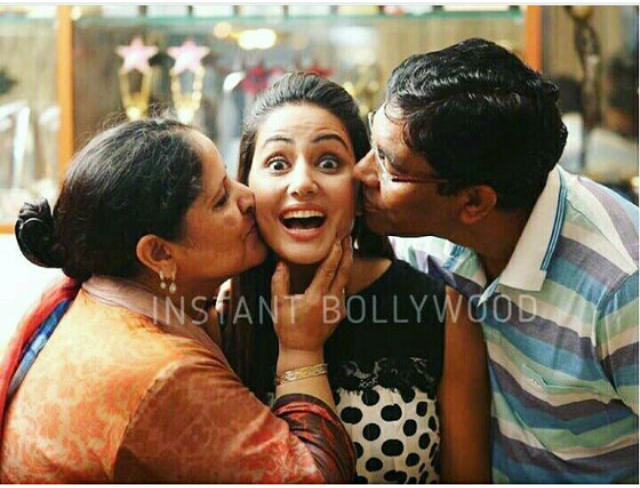 RimshaArif27's tweet photo. Such a adorable &amp;amazing picture of #hinakhan with her parents 
Jis person k sth aun k parents kie "dua" hain 
No one can stop her 2 become of winner BB11 FOR SURE 
HINA DESERVES BB11 TROPHY
@eyehinakhan
@JJROCKXX @aamir03 https://t.co/l4uqcVh7nk