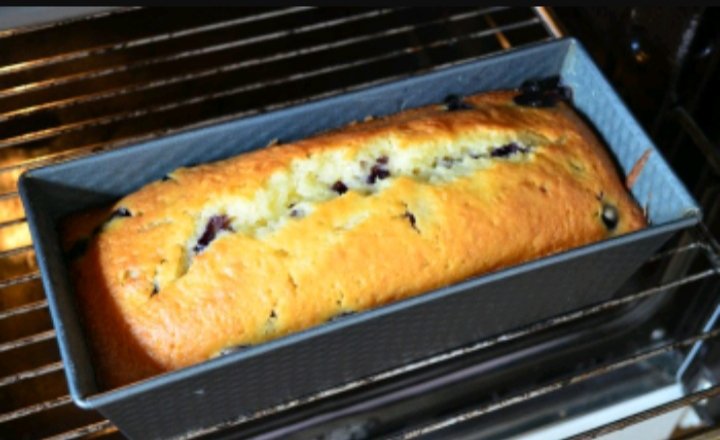 KarinGrindpad's tweet photo. De cake staat al in de oven voor vanmiddag hoor @CGrindpad ,tot strakjes! https://t.co/nQrd9jitOI