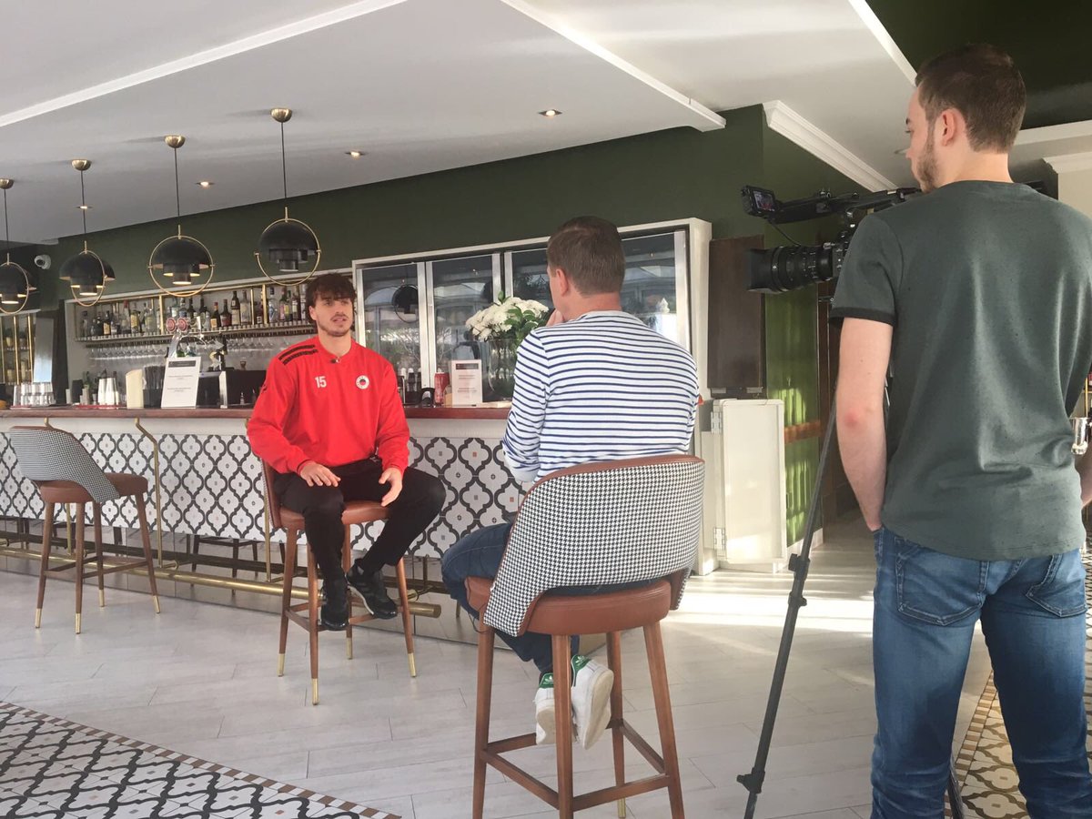 🇵🇹 Jurgen Mattheij in gesprek met <a href="/TienProducties1/">Tien Producties</a> tijdens het trainingskamp in Portugal. #excelsiorrdam #trainingskamp #samensterk ⚫️🔴