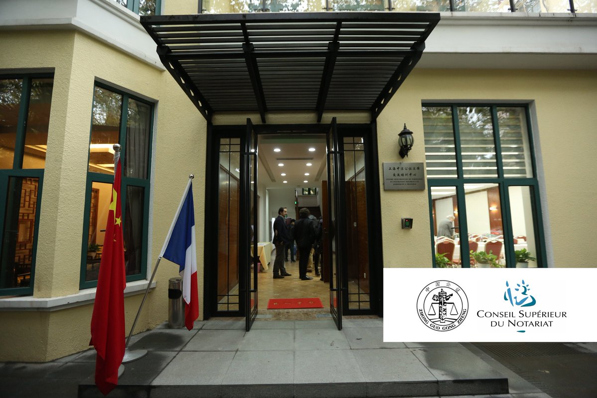Notaires_CSN's tweet photo. Le saviez-vous ? En 2001, le #CSN a créé le centre sino-français de formation et d’échanges notariaux et juridiques à #Shanghai. Ce centre a formé plus de 5K juristes Chinois au #droit français et a coopéré à la rédaction de plusieurs #lois. https://t.co/bX2v762jmx