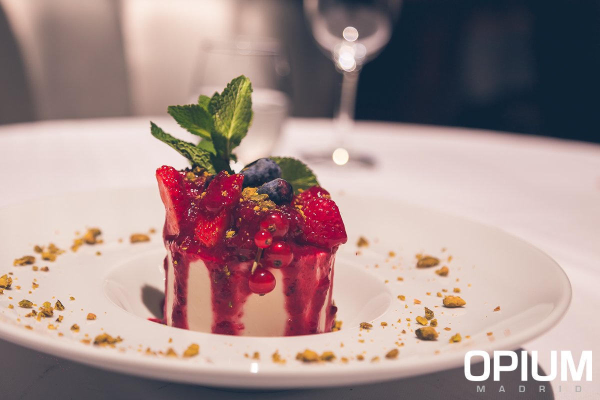 OPIUMMadridRest's tweet photo. ¡Marchando una de dulce! 🍰 

Despierta tus sentidos con el espléndido sabor de nuestros postres 👌🏻😍 https://t.co/nv2oYKhfvr