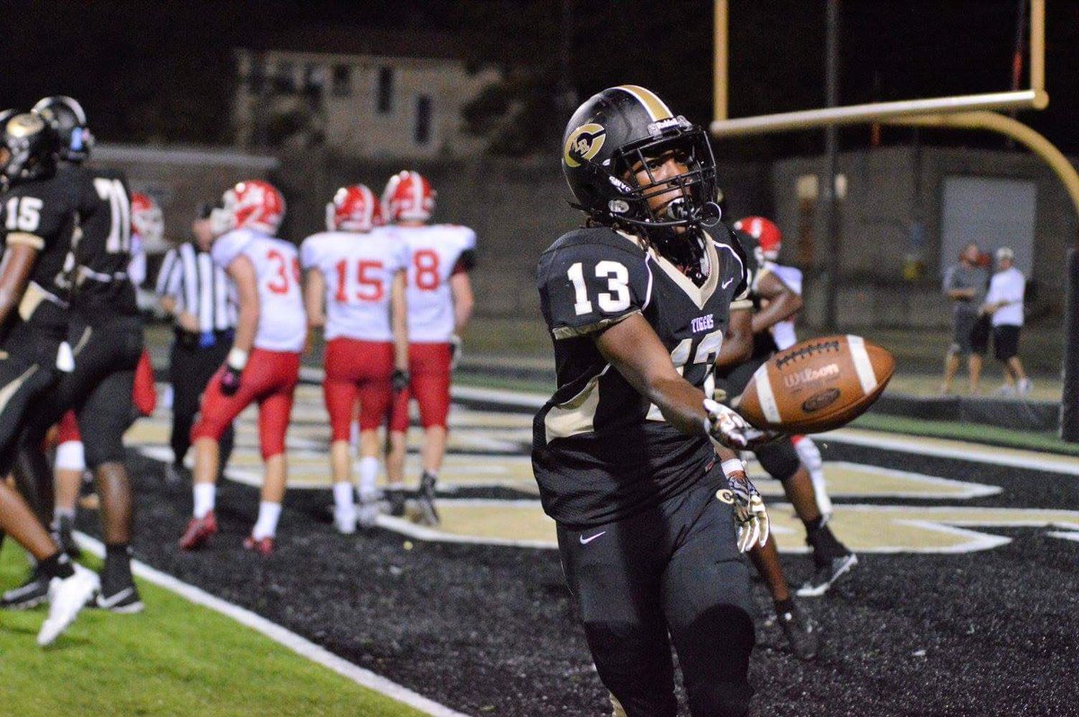 CoachBChilton's tweet photo. Happy Birthday to a youngster with some serious ability @headhunchoTj !! Proud of you and the way you step up! #GoUpAndGetThat https://t.co/M7u5kYcQIr