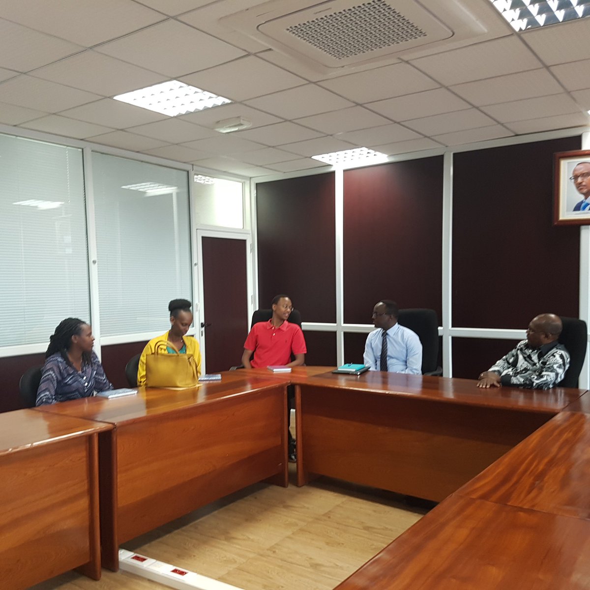 RealSmartAfrica's tweet photo. Dr Hamadoun Touré welcoming on board the Transform Africa 2018 interns! The preparations for #TAS2018 are ongoing and we look forward to seeing you in May!! https://t.co/mrA3EgWfkq