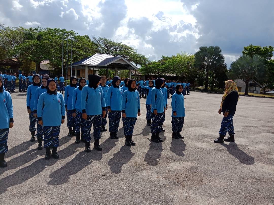 cancunpark's tweet photo. Pembelajaran Kawad kaki merupakan slh 1 latihan asas yg dijalankan bagi membentuk disiplin w dan ww. disamping  membentuk skp patuh kpda  arahan. Ia juga dpt melahirkan skap kepimpinan serta kerja berpasukan.
#PLKN 2.0  
#PLKN2018
#WirawirawatiNegara 
#NadiNegaraku 
#JommasukPLKN https://t.co/CbMWGNDPLV