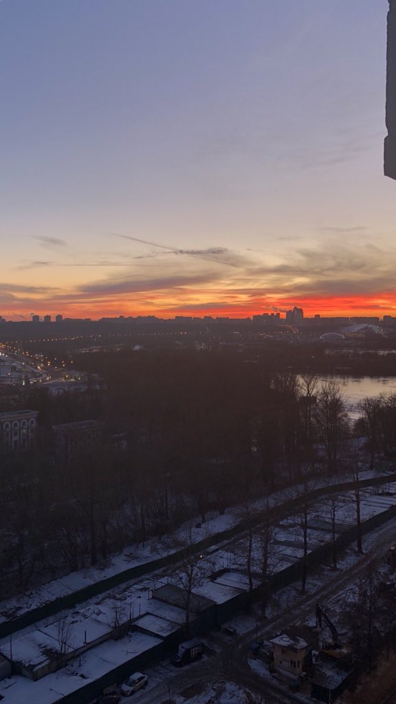 Anella_Miller's tweet photo. Первый раз за последние несколько месяцев в серой Москве любуюсь небом. Закат просто апокалиптический #безфильтров 🌅 https://t.co/uhvdwwBDzm