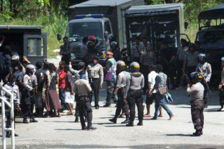 Referendumnewsp's tweet photo. Ketua KNPB Maybrat Dan 13 Anggota Ditangkap Polisi https://t.co/7xxHuy4Yg9 https://t.co/sde6hNU3bi