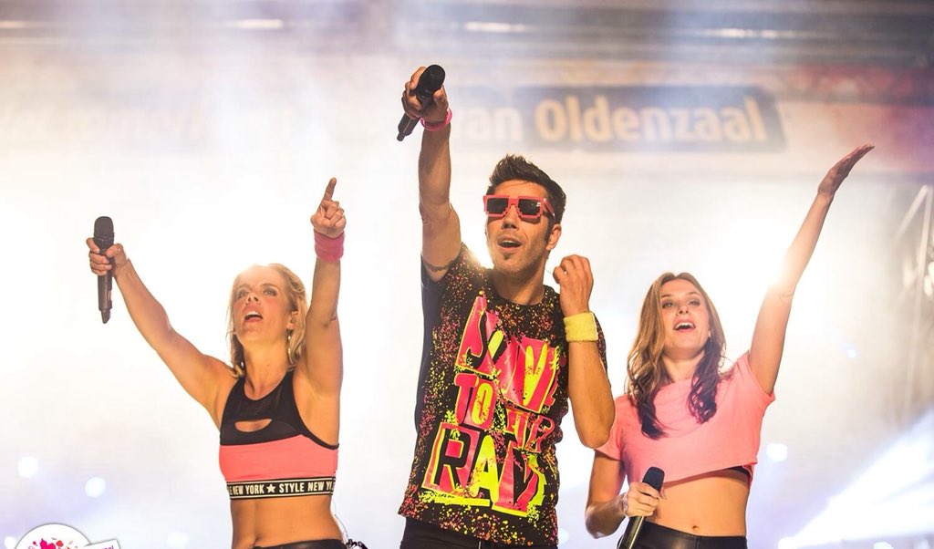 Op zoek naar een knotsgekke Carnavalsact? Boek dan Turn Up The 90’s XS! In 30 minuten én met 2 danseressen de tent op z’n kop 🤡🎶🇬🇳  #SpecialeAanbieding #Carnaval #Feesttent #Tapeact #90sShow