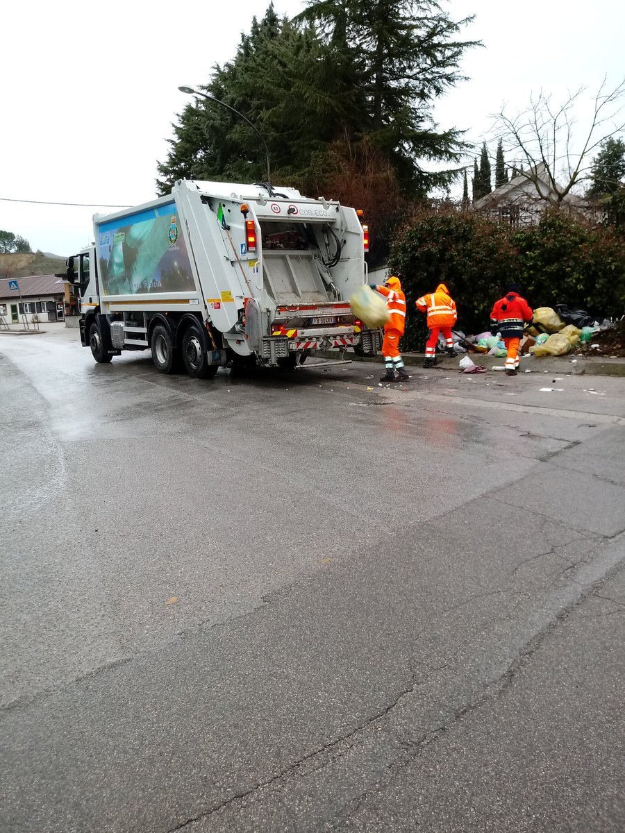 LuigiRuoti's tweet photo. @ACTAspa al lavoro per togliere i rifiuti a #Bucaletto che in tanti hanno depositato a terra @ComuneDiPotenza @TgrBasilicata @CinziaGrenci https://t.co/EGqt2cjFya