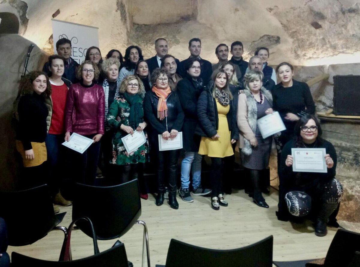 PacoAbrilR's tweet photo. Innovar y adaptarse a los nuevos tiempos en el pequeño comercio es fundamental. Hoy hemos entregado diplomas a los 27 comercios de Cehegín que han participado en las acciones ‘cliente misterioso’ y ‘diagnóstico en el punto de venta’. Enhorabuena a todos! https://t.co/5REI4GnTHE