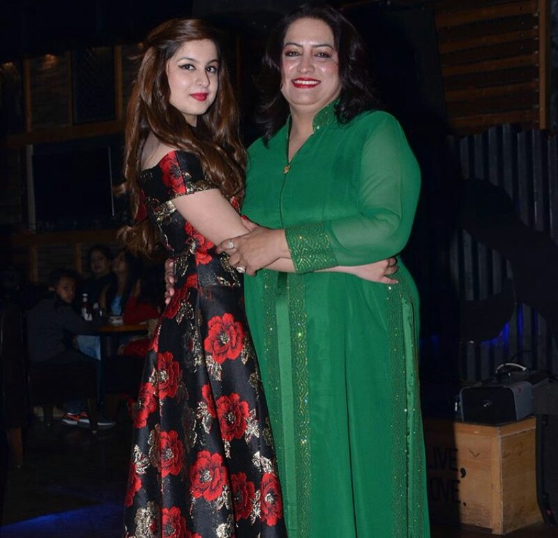 ReemSameerShei3's tweet photo. My mom. #Loveyou #happy #oldmemories ❤ https://t.co/uSfShzrbYX