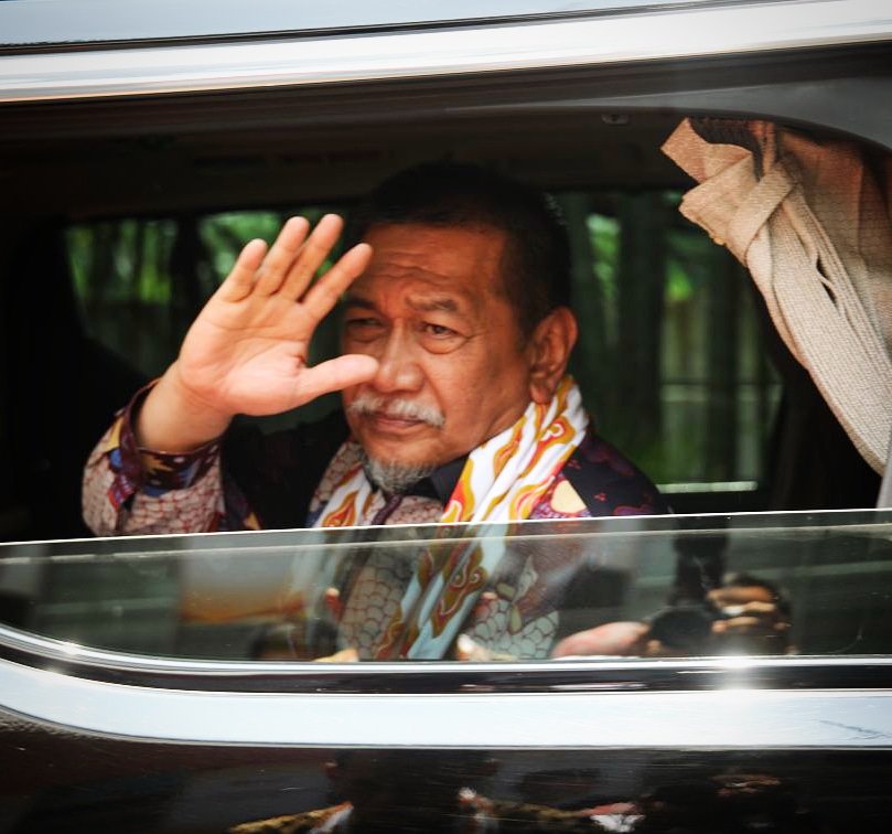 Kekuasaan hanyalah seperti singkatnya lambaian tangan. Lalu ia meninggalkanmu begitu saja, dan tiap orang akan sibuk dengan urusannya masing-masing. Tinggallah kemudian kelak saya akan ditanya tentang bagaimana kekuasaan dijalankan selama saya memegangnya.